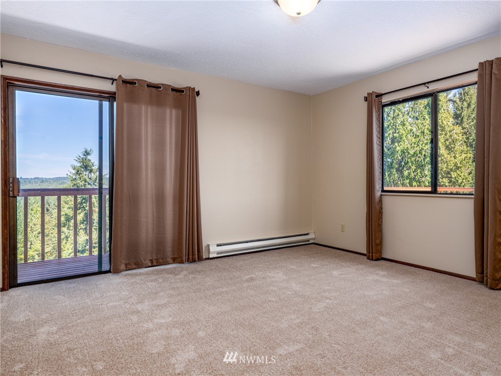 765 Eadon Road Toledo, WA 98591 - Photo 16 of 40 an empty room with windows and closet