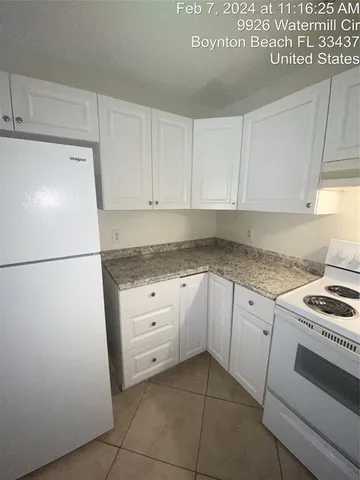 a view of empty room with window