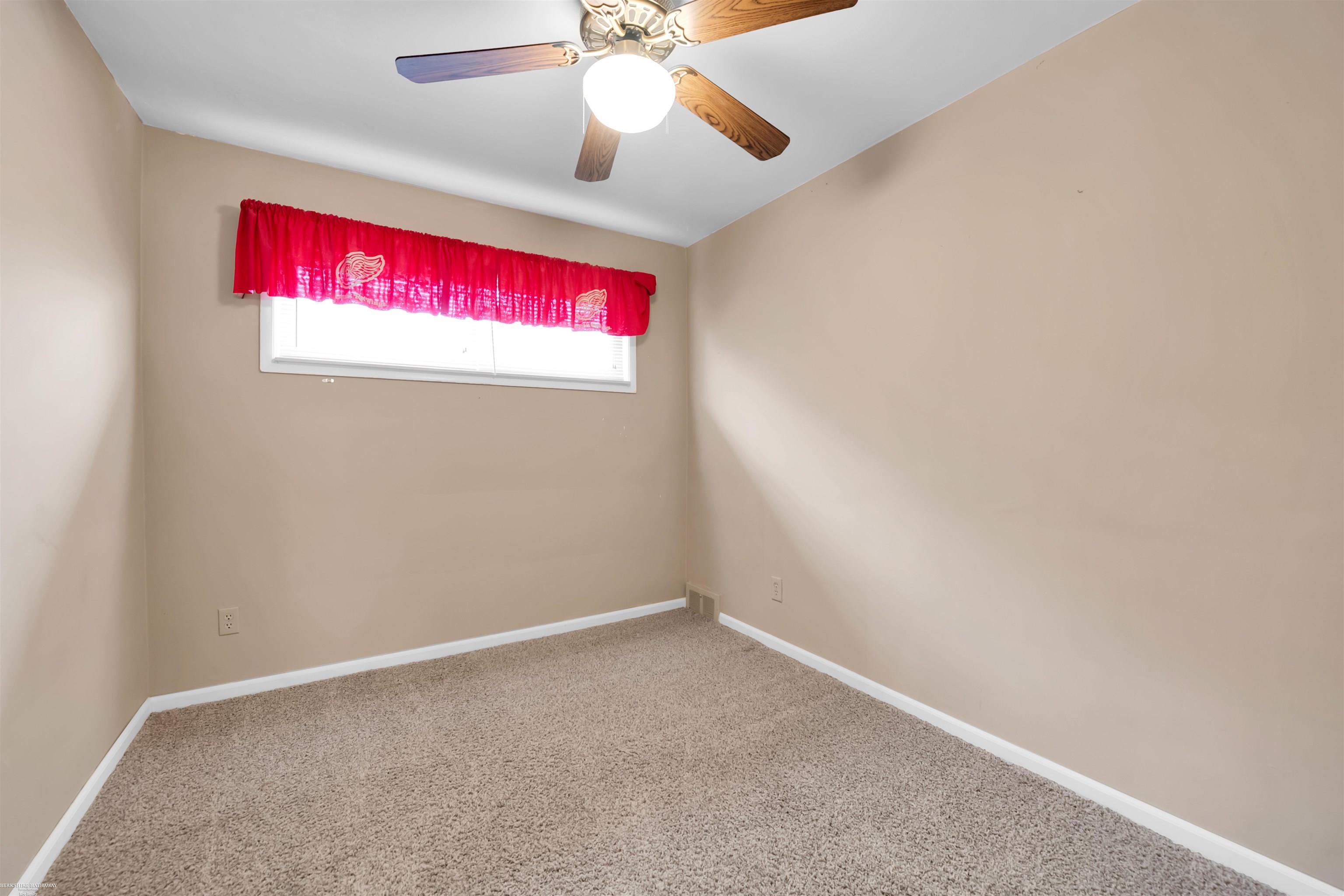 16820 May Eastpointe, MI 48021 - Photo 12 of 26 50128969-f773a50f-72e1-4802-82cc-d5aa1b1d5fcc.JPG