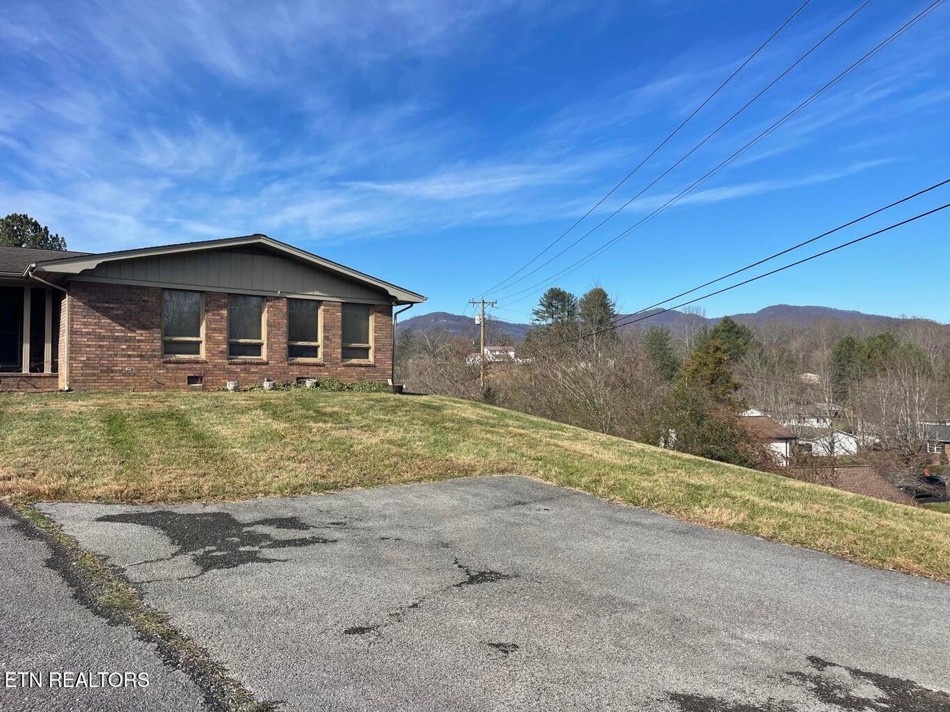 409 Fairview Road Middlesboro, KY 40965 - Photo 3 of 31 20251223175438694032000000-o