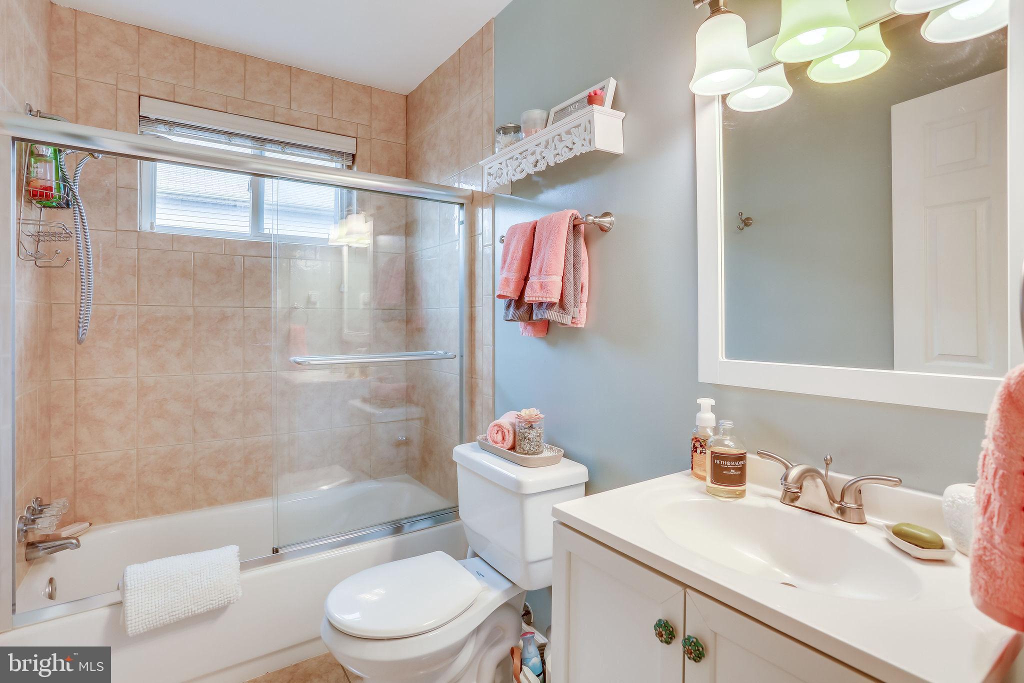 7811 Fordson Road Alexandria, VA 22306 - Photo 24 of 51 Upstairs full bathroom