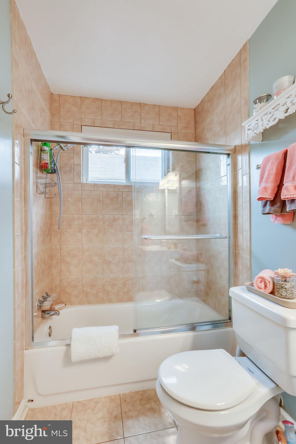 7811 Fordson Road Alexandria, VA 22306 - Photo 25 of 51 Upstairs full bathroom