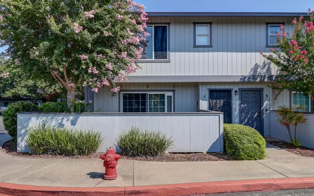 $270,000 | 200 Ridgetop Drive, Unit 4, Redding, CA 96003
