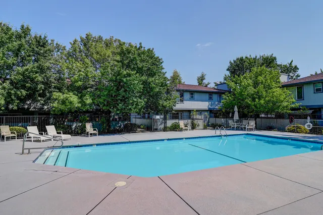 $270,000 | 200 Ridgetop Drive, Unit 4, Redding, CA 96003