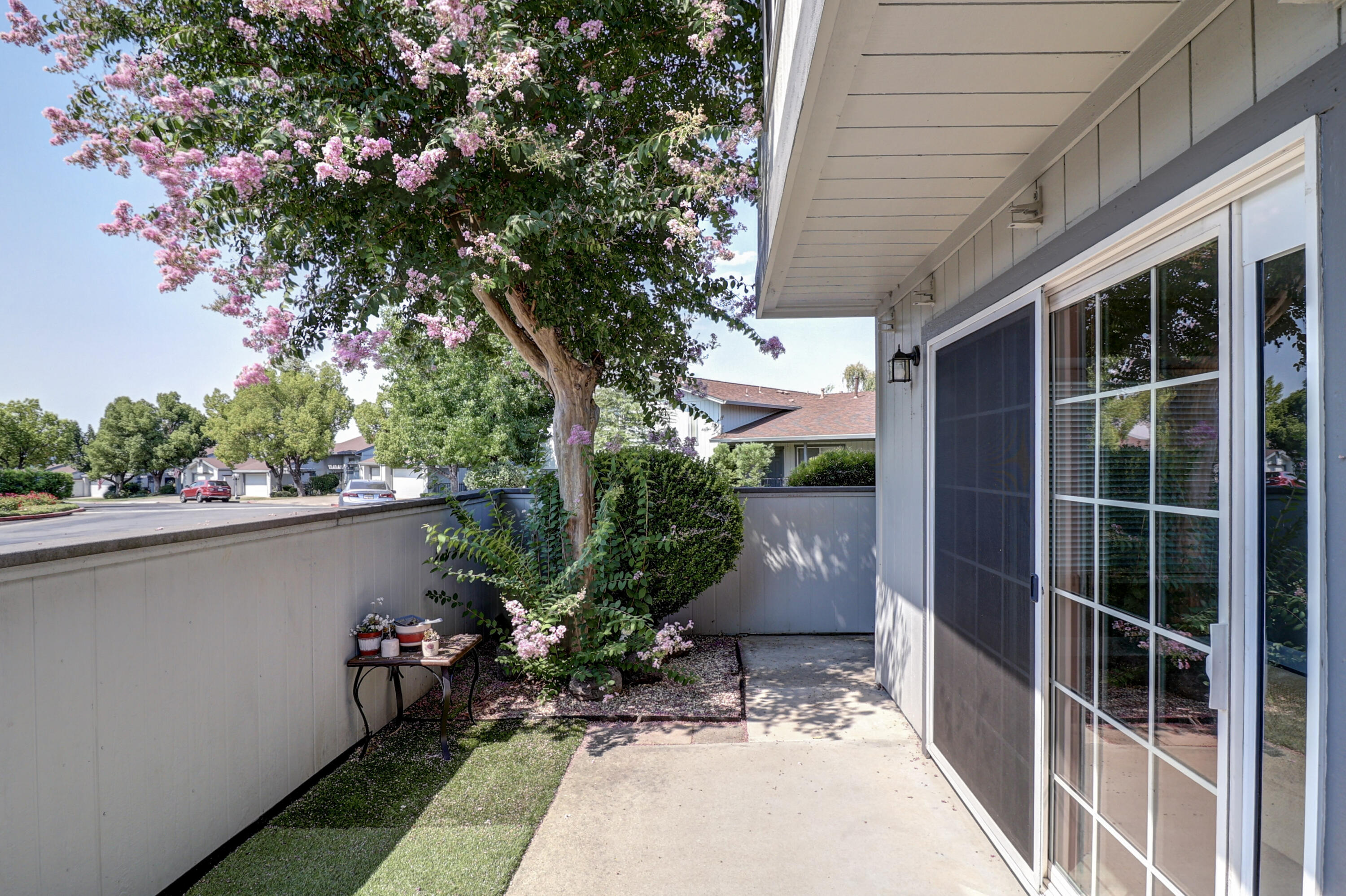 200 Ridgetop Drive, Unit 4 Redding, CA 96003 - Photo 4 of 34 4-IMG_9418_19_20_21_22