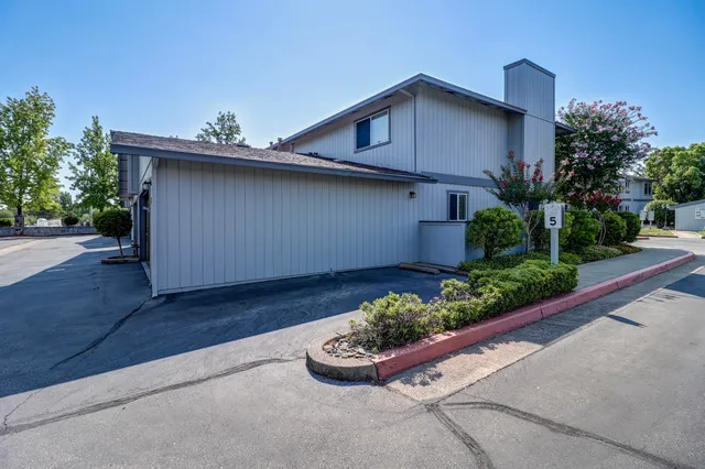 $270,000 | 200 Ridgetop Drive, Unit 4, Redding, CA 96003