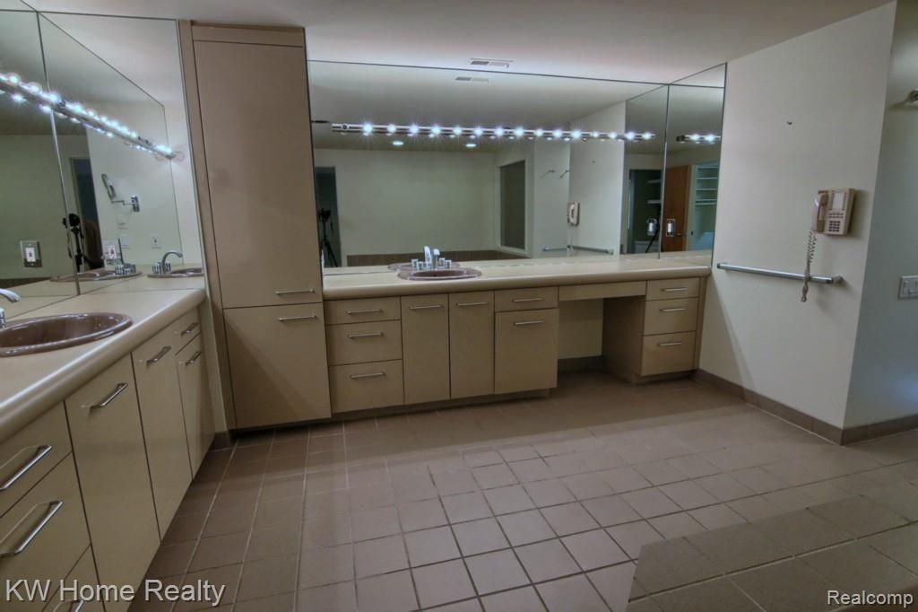 5165 Ponvalley Road Bloomfield Hills, MI 48302 - Photo 18 of 32