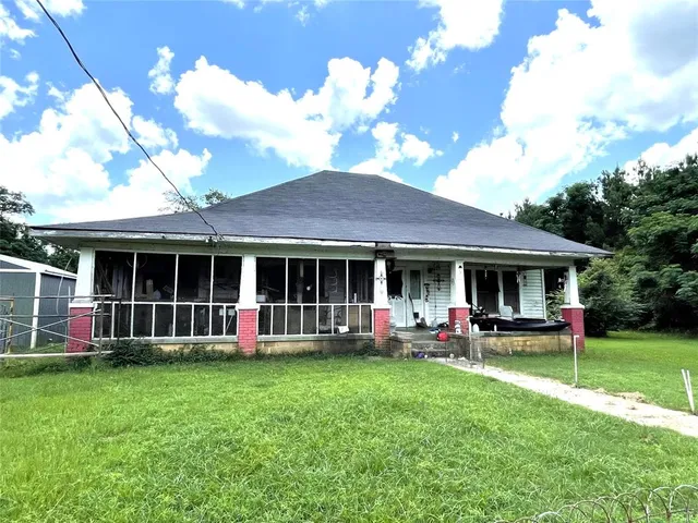 a view of a house with a yard and plants