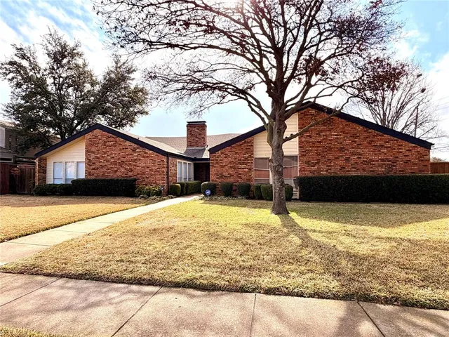 a front view of house with yard