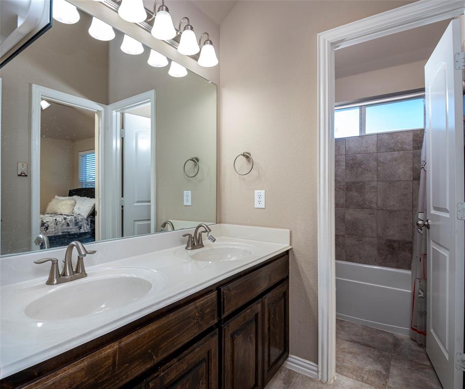 1398 Ranch Gate Lane Frisco, TX 75036 - Photo 22 of 35 Jack and jill bathrm