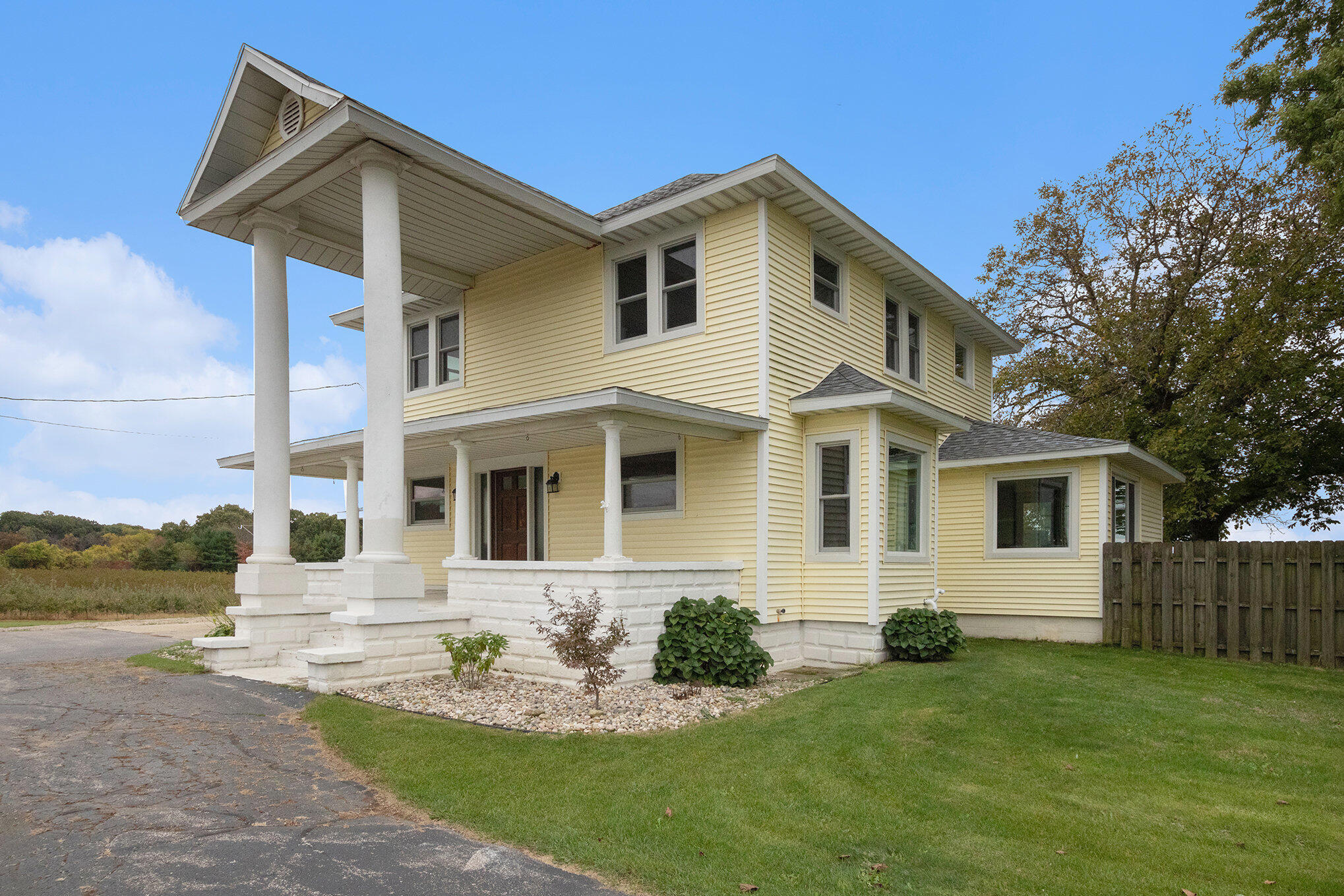 8400 Territorial Road Watervliet, MI 49098 - Photo 4 of 43 Front