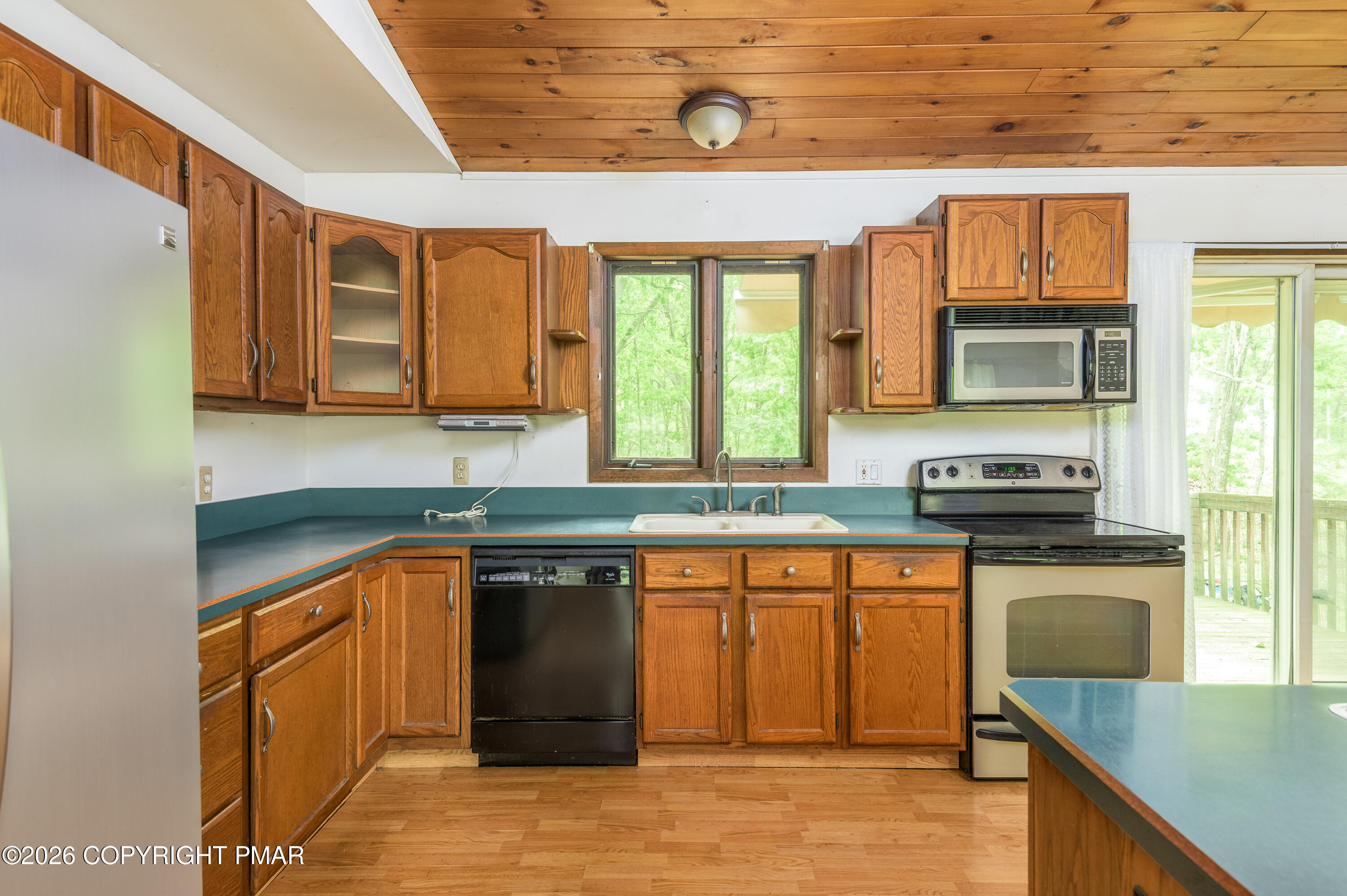 2289 Walnut Trail Bushkill, PA 18324 - Photo 10 of 32 Kitchen