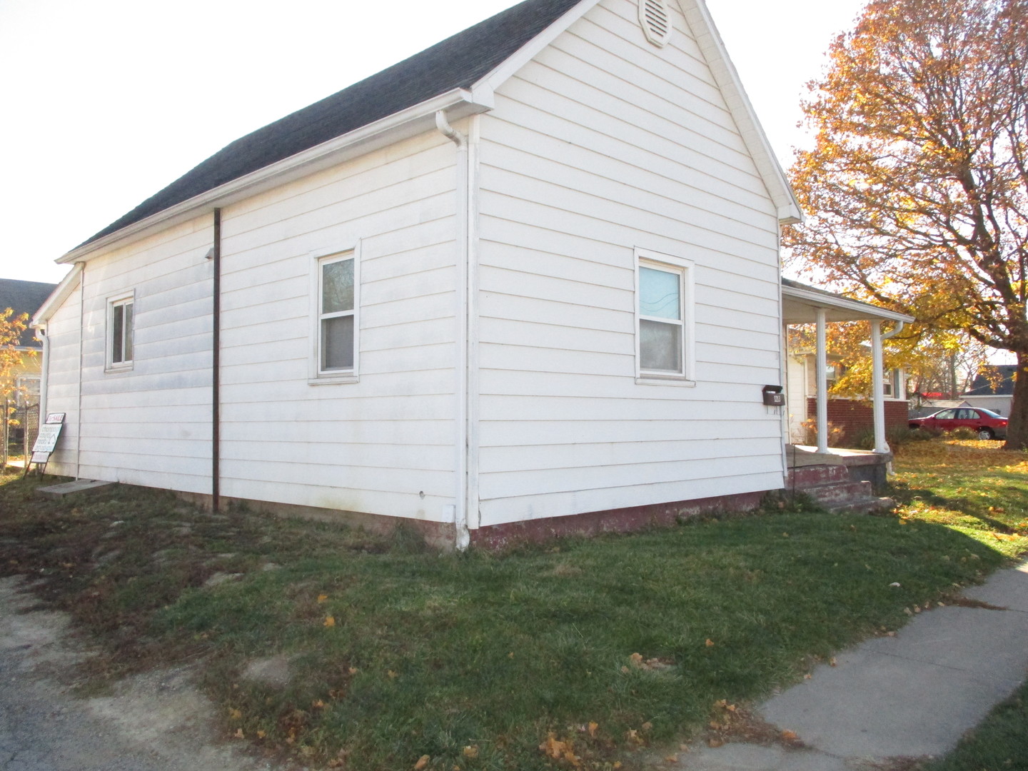 1213 North Main Street Georgetown, IL 61846 - Photo 2 of 9 a view of a backyard of the house