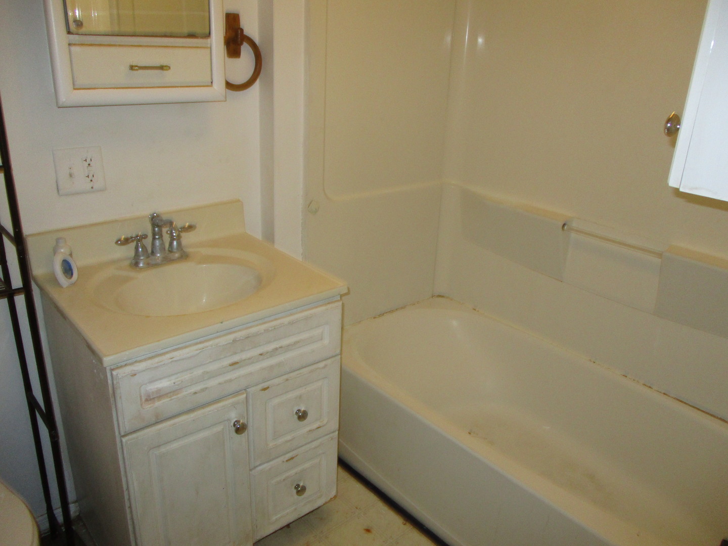 1213 North Main Street Georgetown, IL 61846 - Photo 5 of 9 a bathroom with a sink and a bathtub