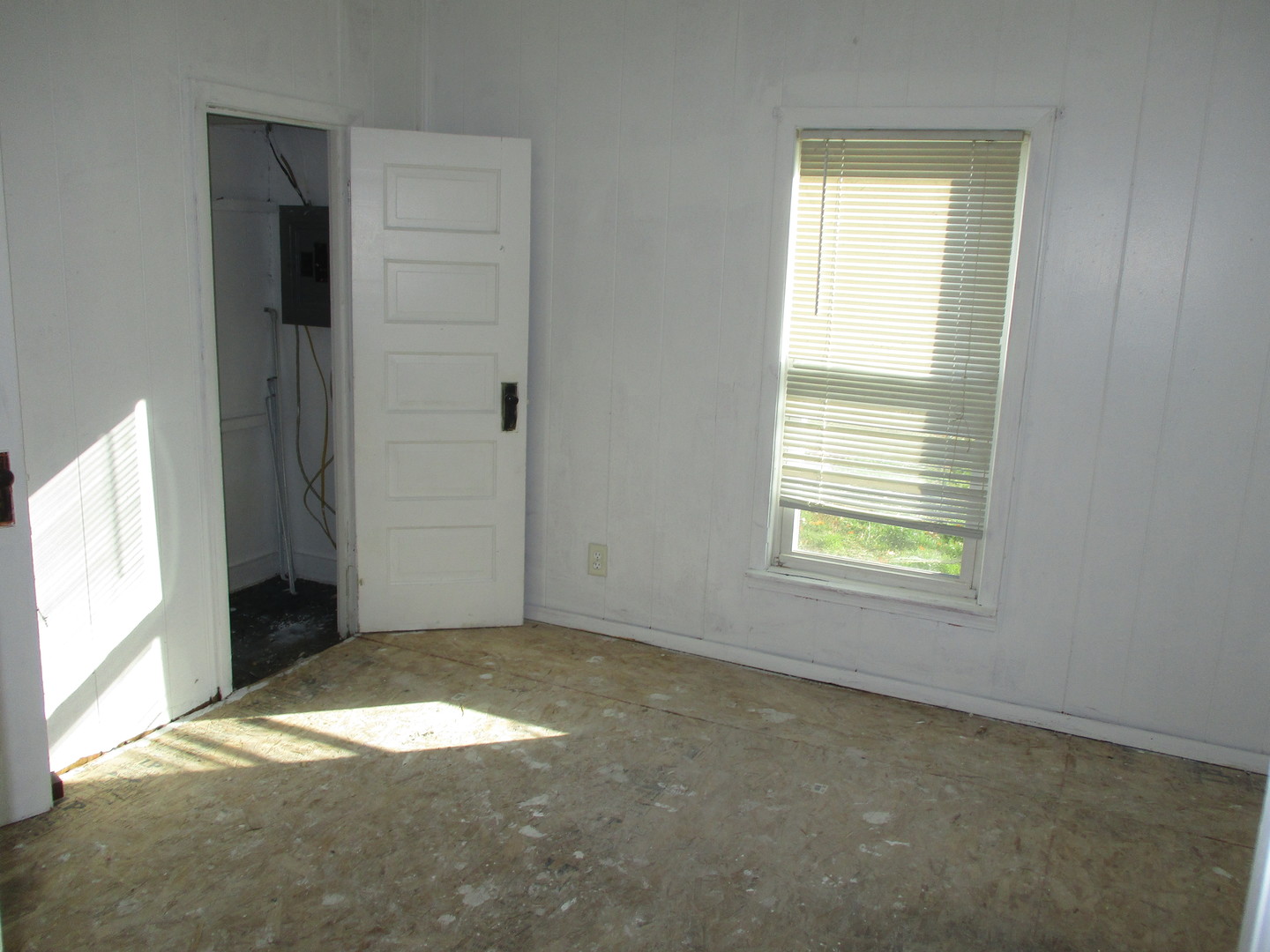 1213 North Main Street Georgetown, IL 61846 - Photo 7 of 9 an empty room with windows