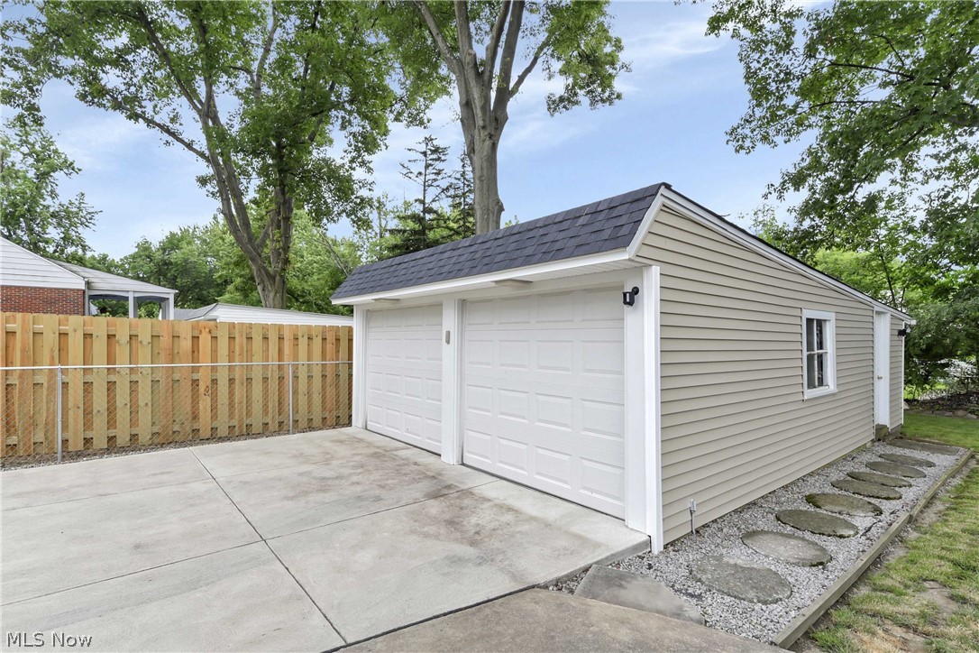1356 Gordon Road Lyndhurst, OH 44124 - Photo 9 of 28
