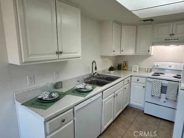 $2,595 | 51020 Eisenhower Drive, Unit 27, La Quinta, CA 92253