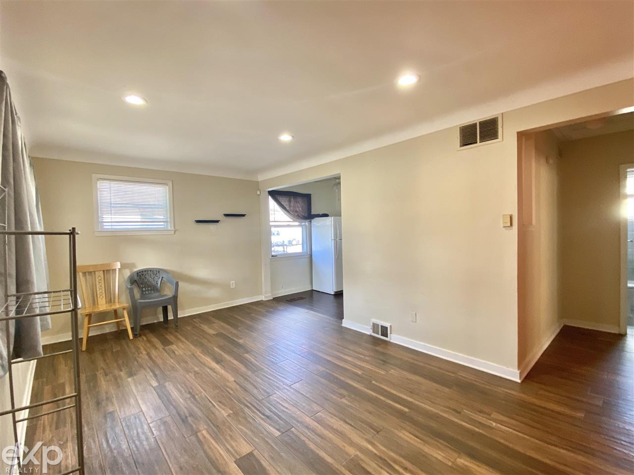 8207 Toepfer Road Warren, MI 48089 - Photo 6 of 17 50063857-5.JPG