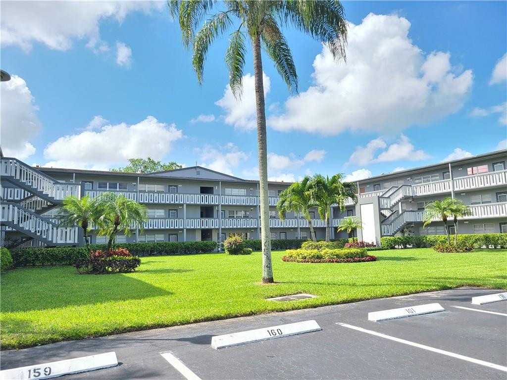 163 Suffolk F, Unit 163 Boca Raton, FL 33434 - Photo 2 of 34 a view of a volley ball court