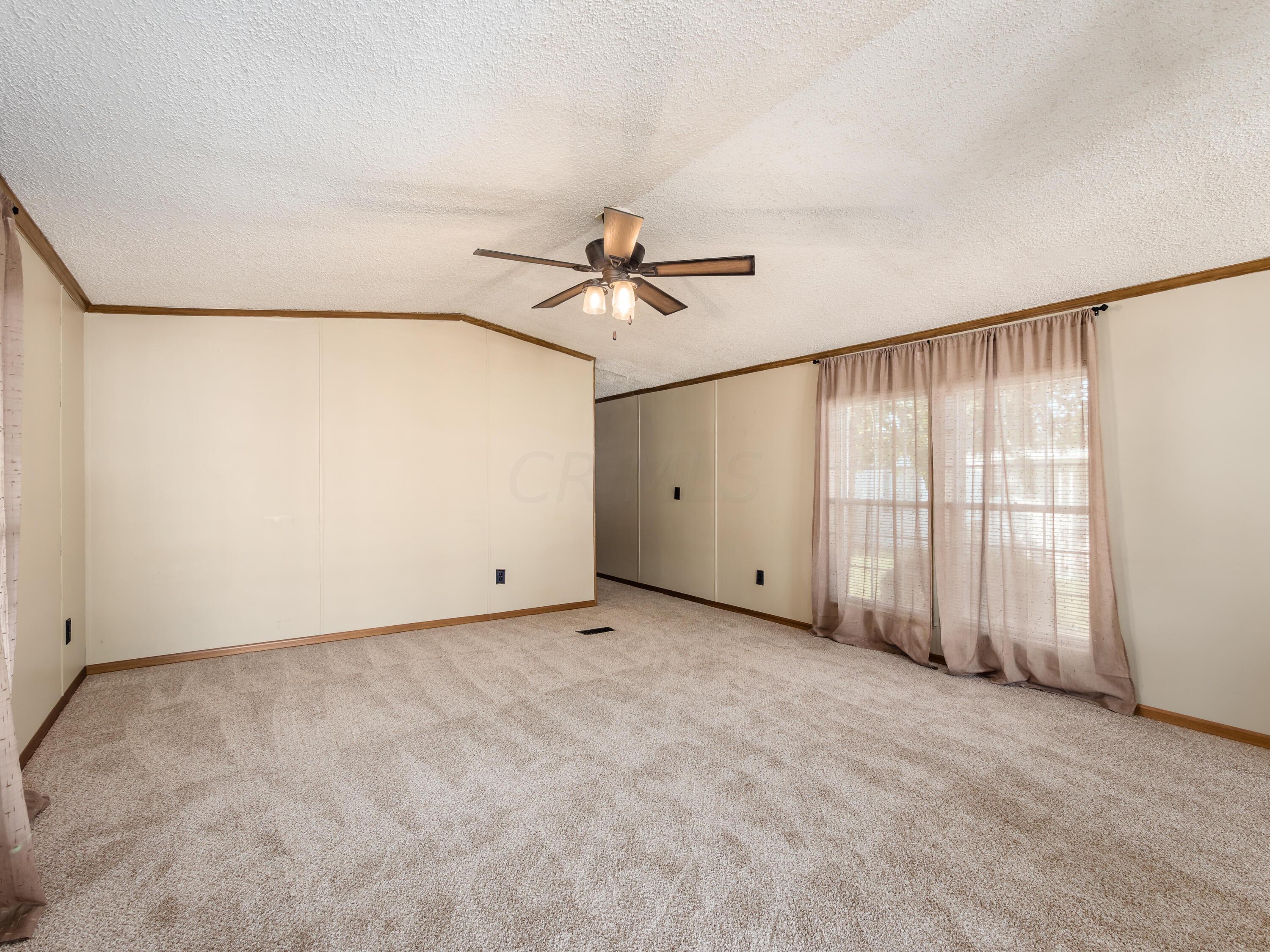 367 Chambersburg Road Columbus, OH 43207 - Photo 15 of 37 Living Room