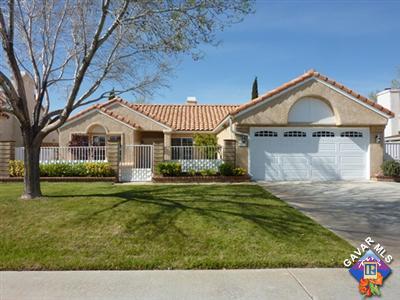 1539 Kings Road Palmdale, CA 93551 - Photo 1 of 22 a front view of a house with a garden