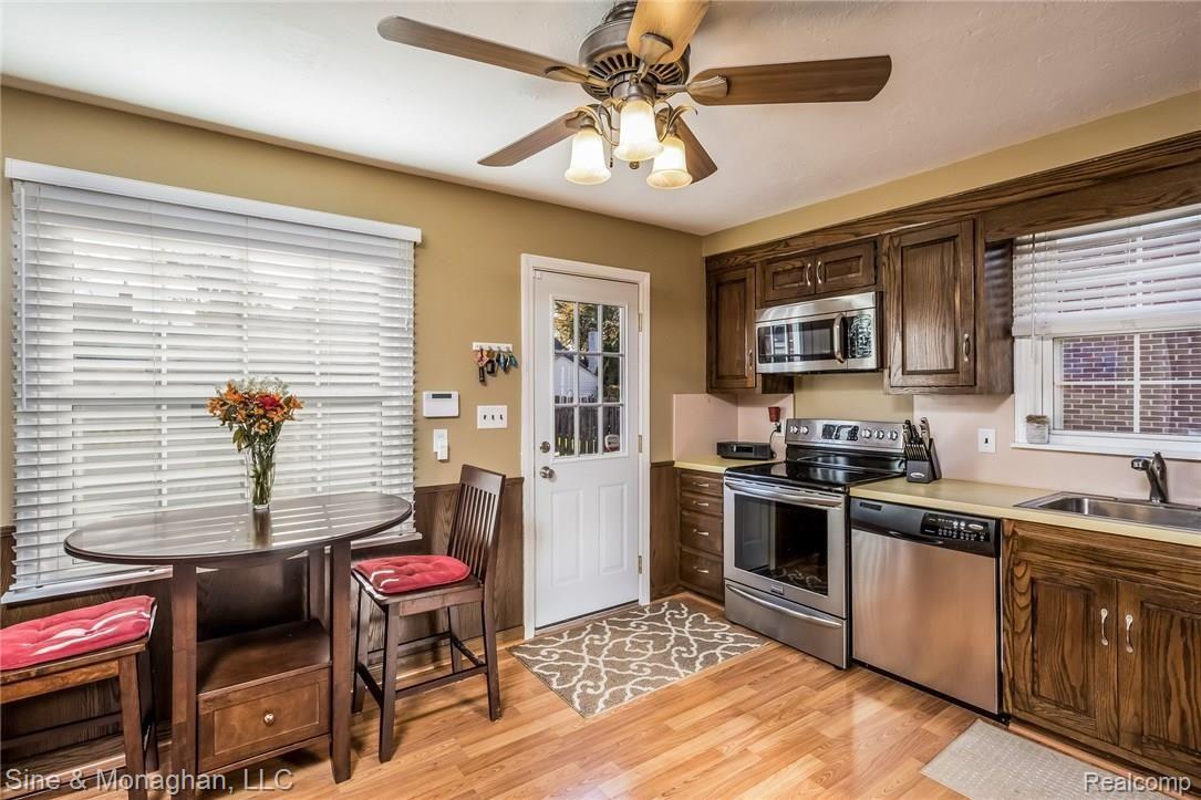 1595 Fairholme Road Grosse Pointe, MI 48236 - Photo 16 of 44 016-Kitchen-3435598-medium.jpg