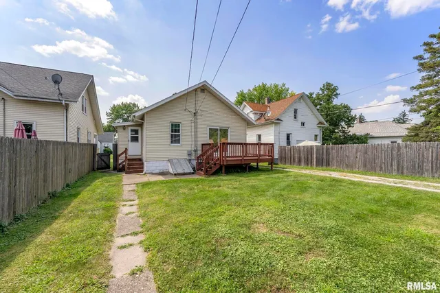 a view of a house with backyard and garden