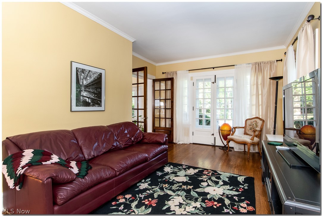 2911 Broxton Road Cleveland, OH 44120 - Photo 7 of 35 Casual Family Room Adjoins Living Room & Sun Room.