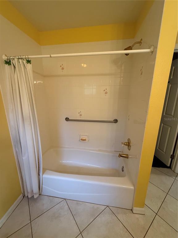 19260 Northwest 88th Avenue Road Reddick, FL 32686 - Photo 14 of 41 a bathroom with a bathtub and a shower