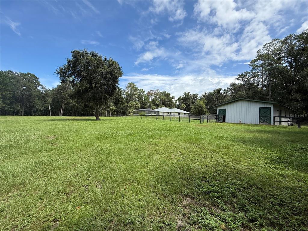 19260 Northwest 88th Avenue Road Reddick, FL 32686 - Photo 33 of 41 a backyard of a house with lots of green space