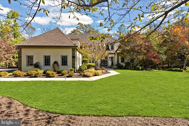a view of a house with backyard porch and garden