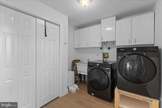 a view of house with garden and tall trees