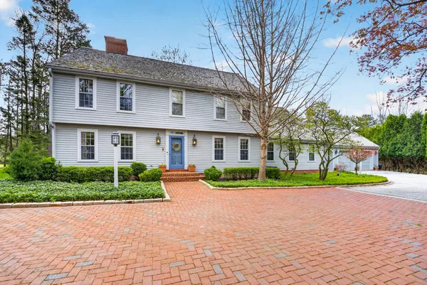 $1,049,000 | 125 West Glenview Court, Mequon, WI 53092