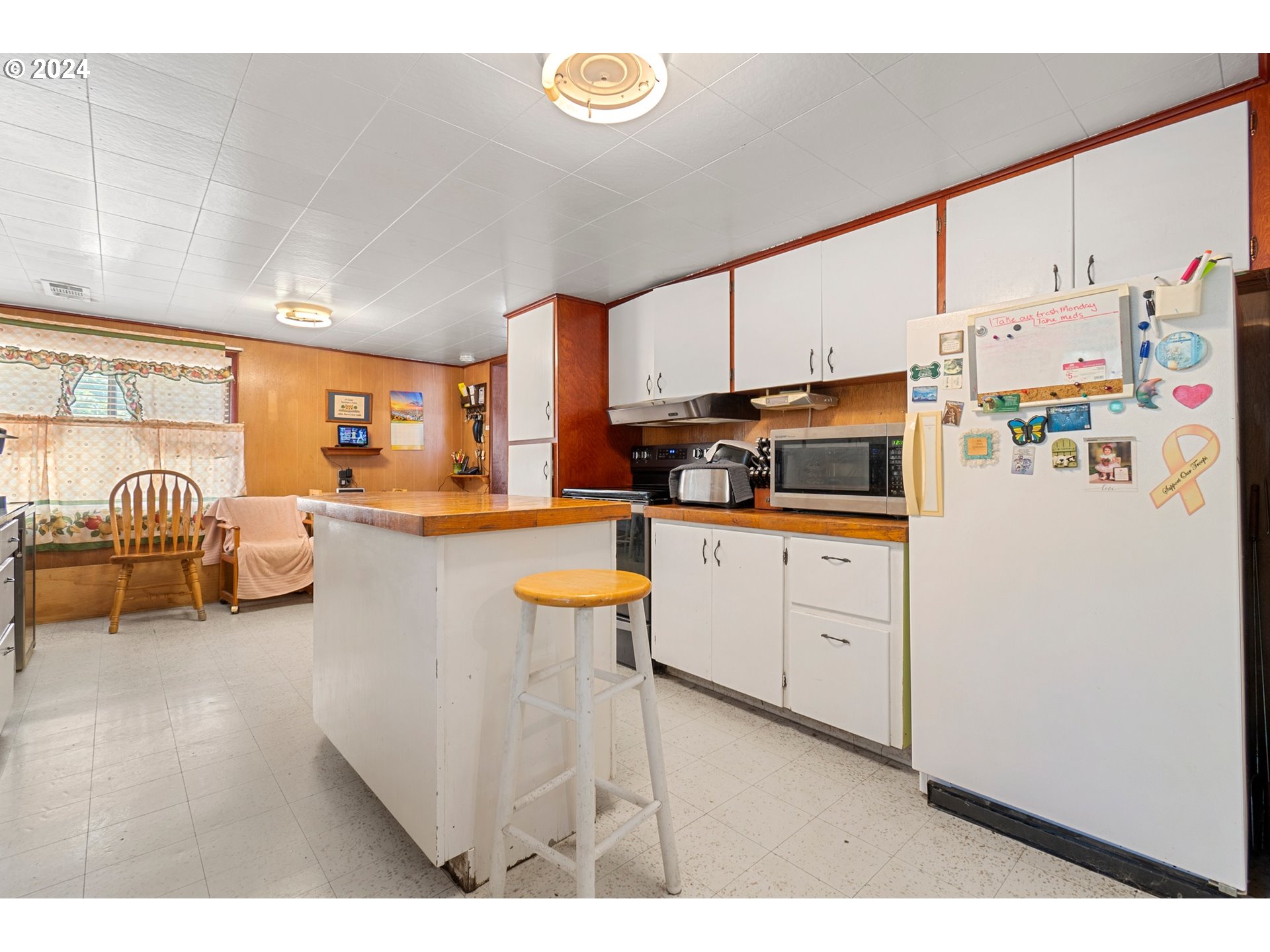 475 Frank Johns Road Stevenson, WA 98648 - Photo 2 of 17 a kitchen with a refrigerator and a stove top oven