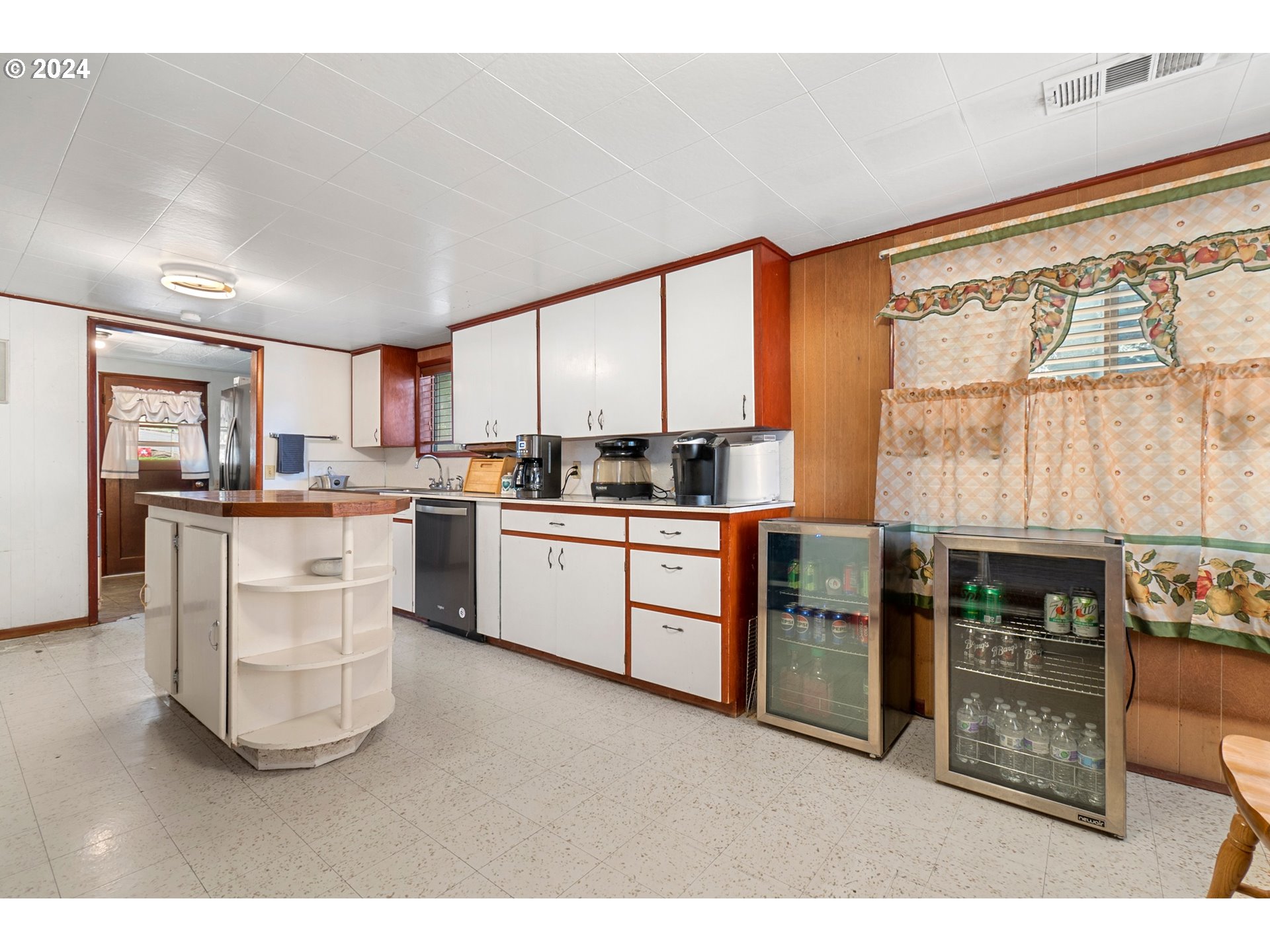 475 Frank Johns Road Stevenson, WA 98648 - Photo 4 of 17 a open kitchen with stainless steel appliances granite countertop a stove a sink and a refrigerator