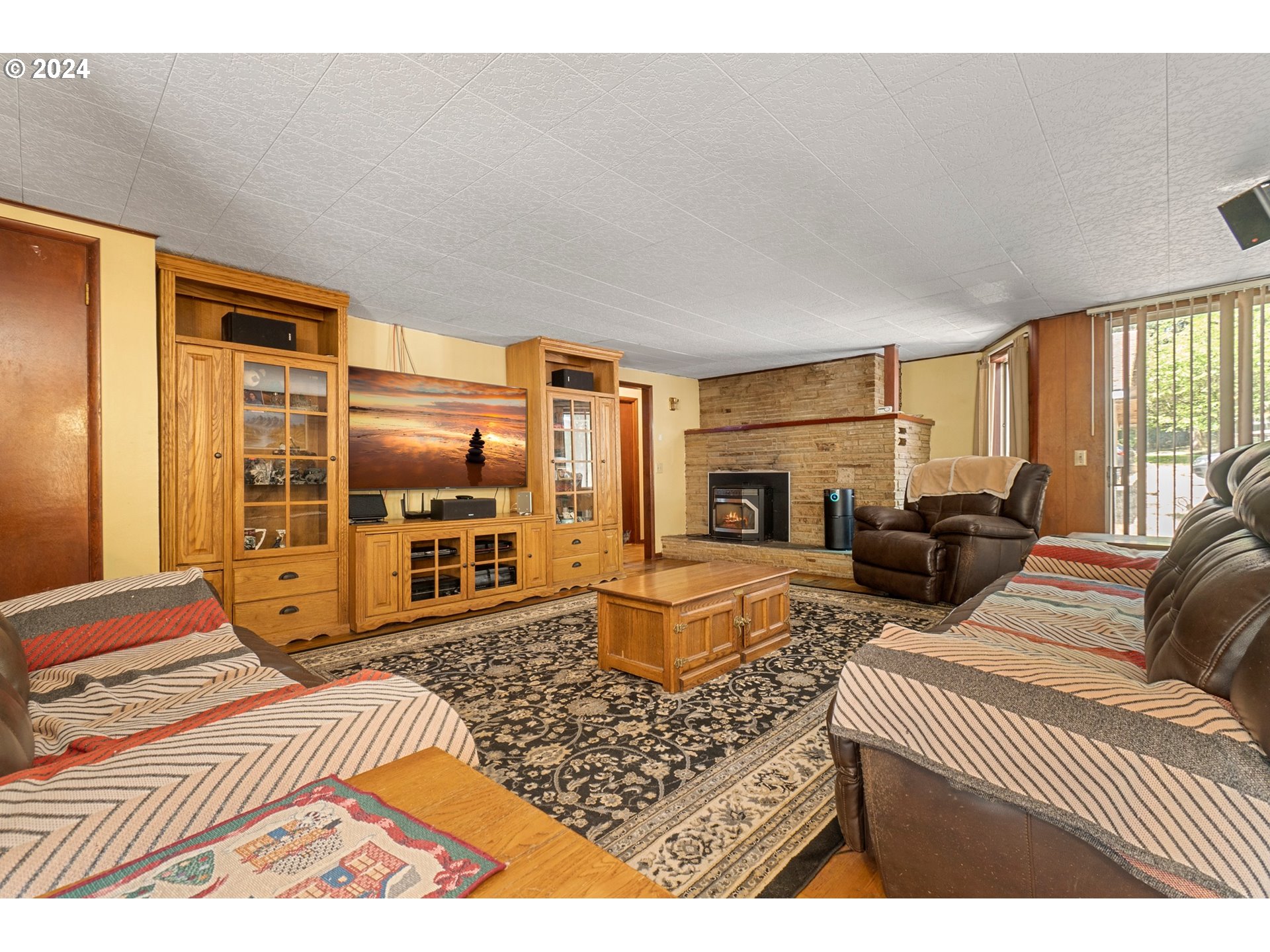 475 Frank Johns Road Stevenson, WA 98648 - Photo 6 of 17 a bedroom with furniture and a window