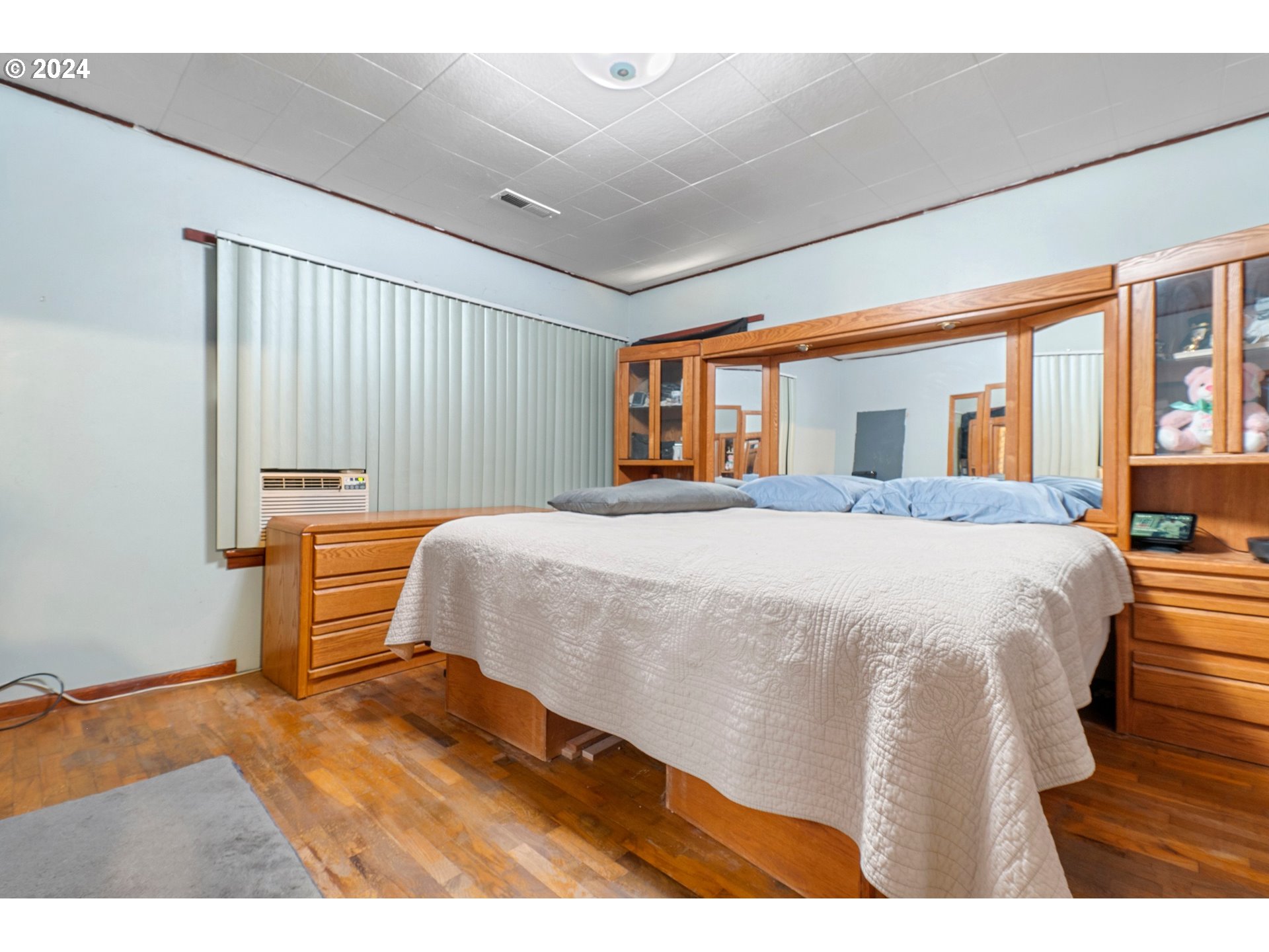 475 Frank Johns Road Stevenson, WA 98648 - Photo 10 of 17 a bedroom with a bed and window
