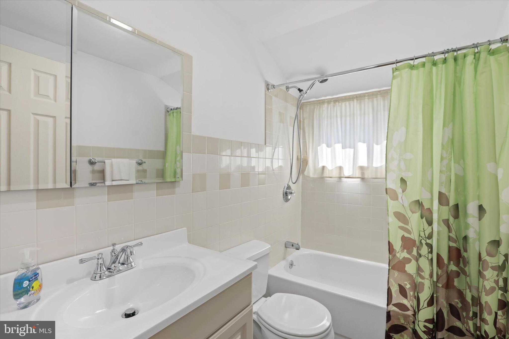 6 Quarter Turn West Road Levittown, PA 19057 - Photo 25 of 32 2nd Floor Bathroom