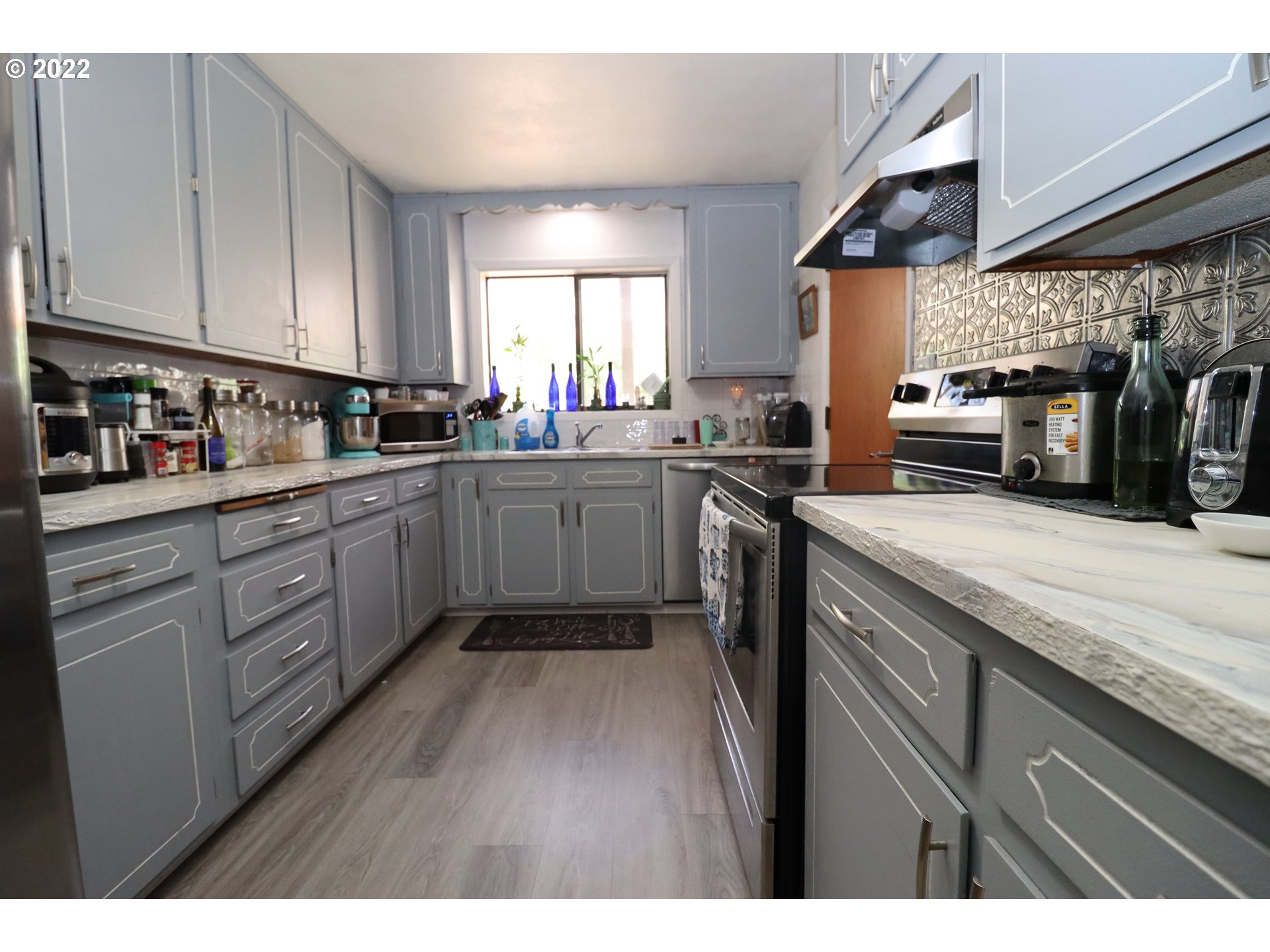 866 58th Street Springfield, OR 97478 - Photo 6 of 12 a kitchen with lots of counter top space and appliances