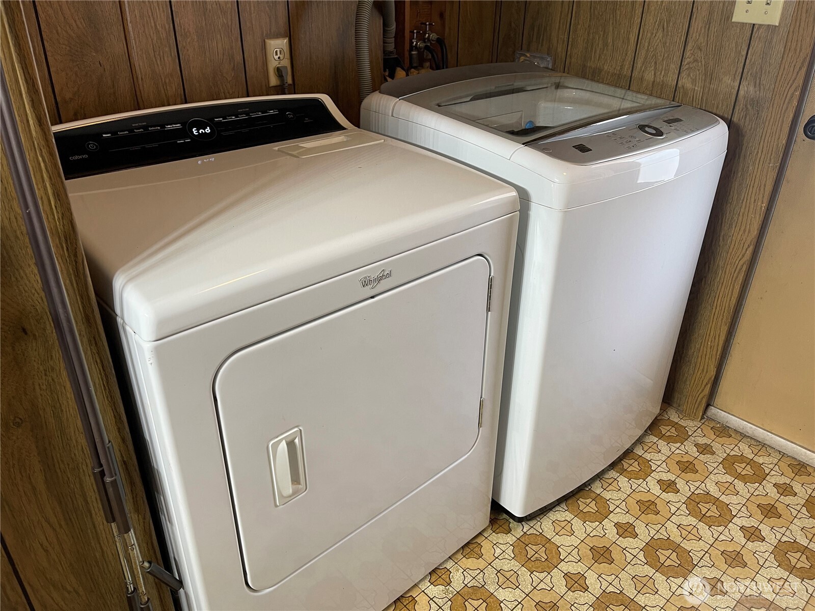 2101 South 324th Street, Unit 21 Federal Way, WA 98003 - Photo 21 of 40 a utility room with dryer and washer
