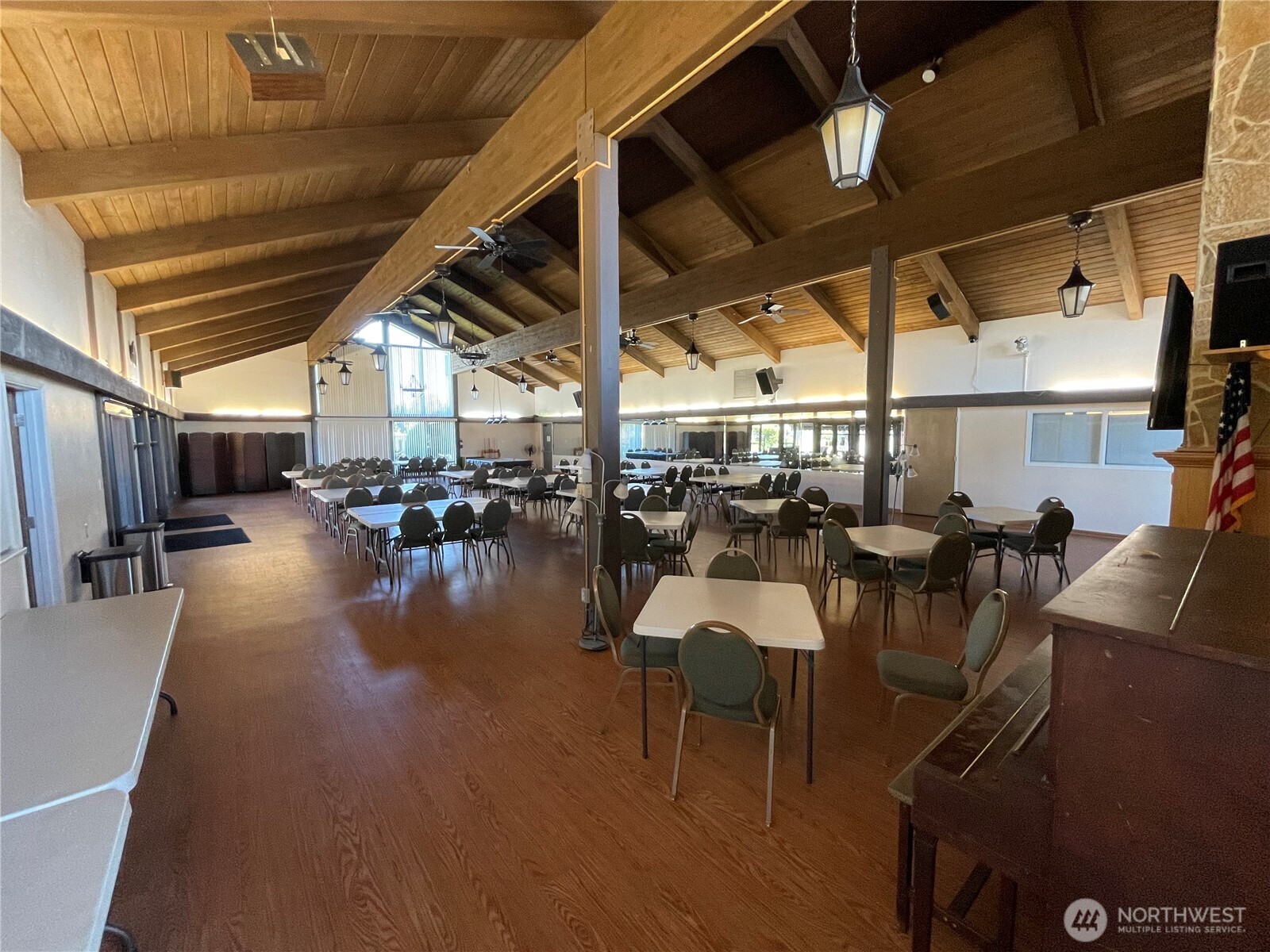 2101 South 324th Street, Unit 21 Federal Way, WA 98003 - Photo 33 of 40 a view of a patio with table and chairs