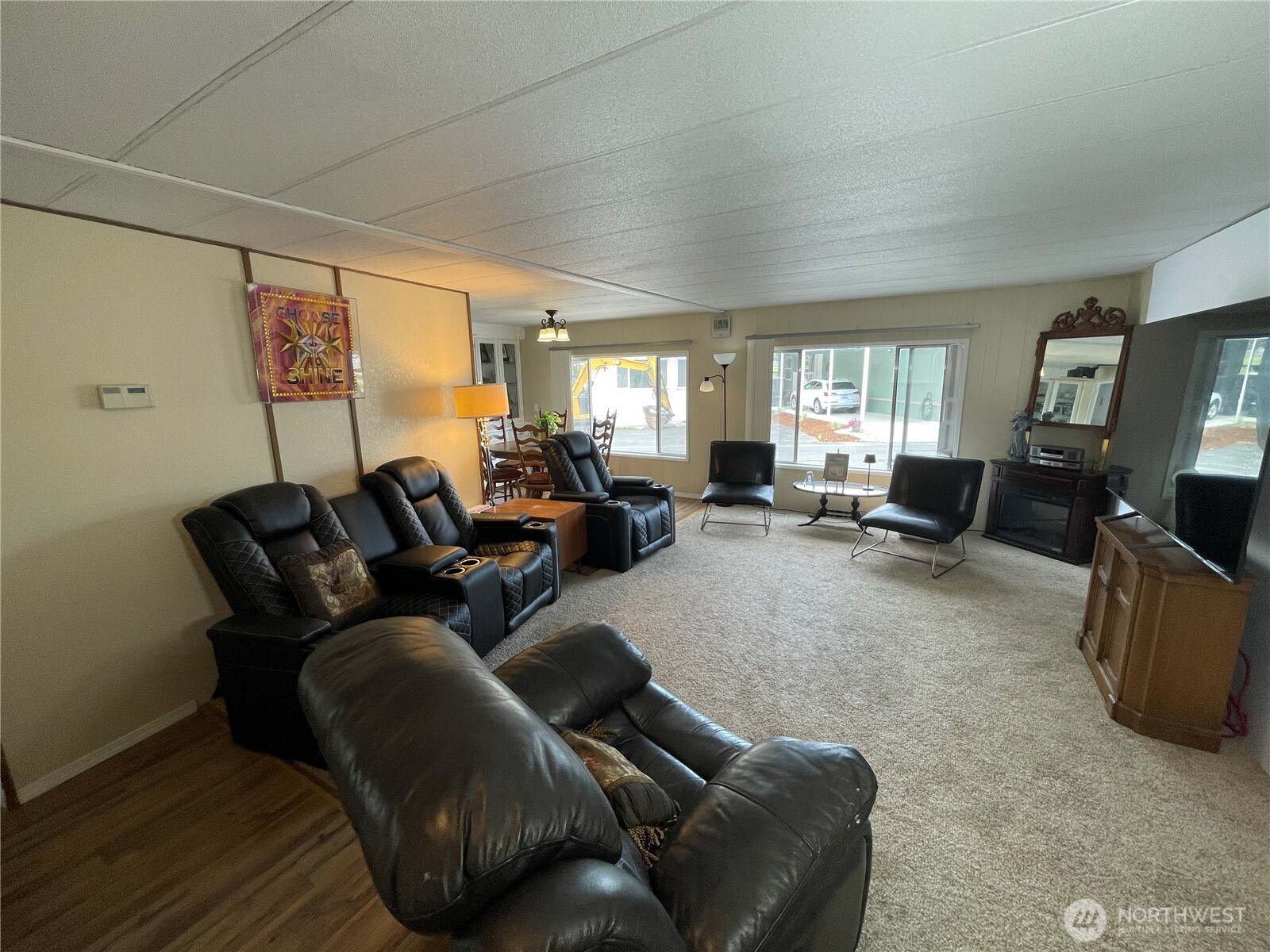 2101 South 324th Street, Unit 21 Federal Way, WA 98003 - Photo 8 of 40 a living room with furniture