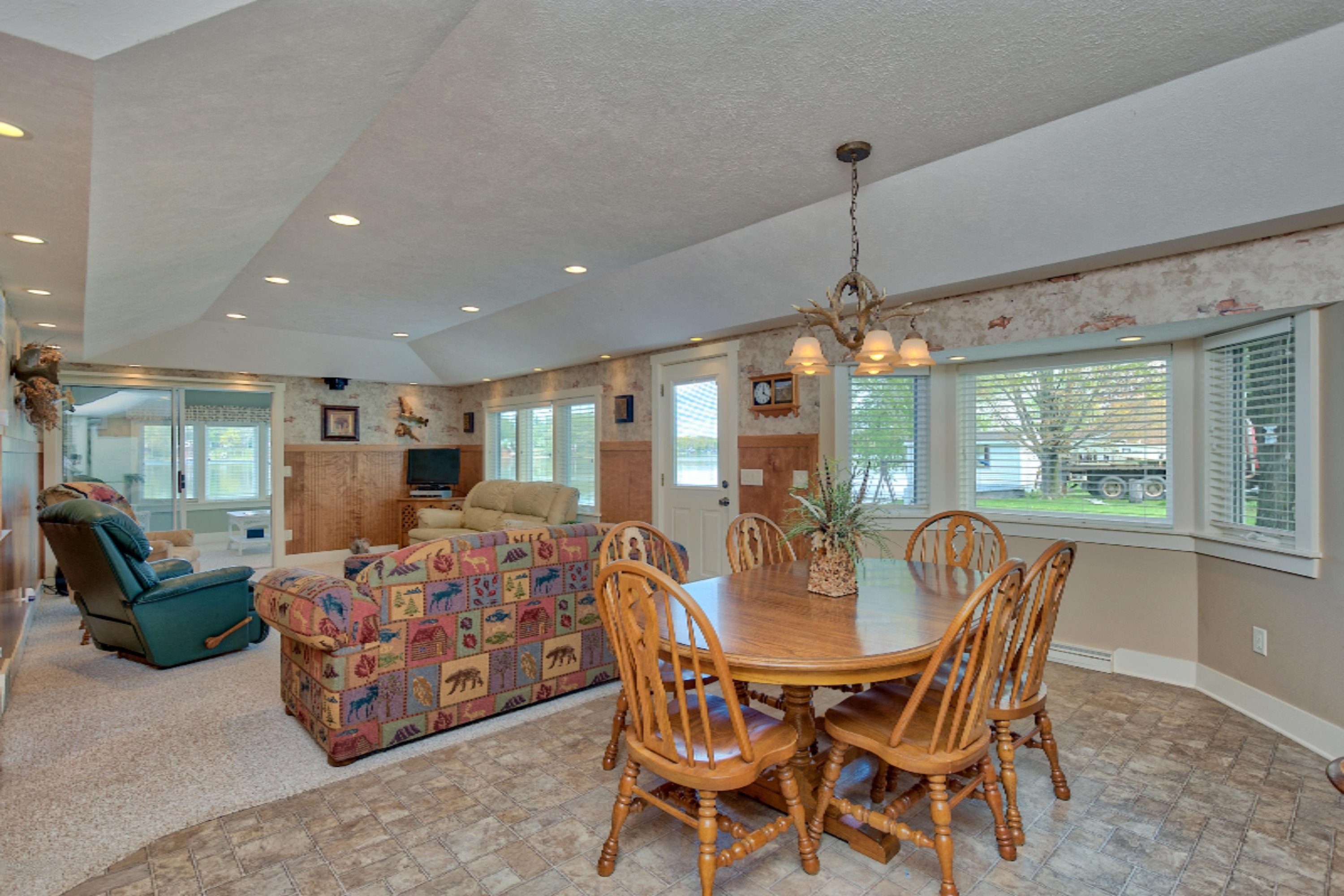 6124 Cutler Road Lakeview, MI 48850 - Photo 12 of 38 11 Dining Area and Living Room