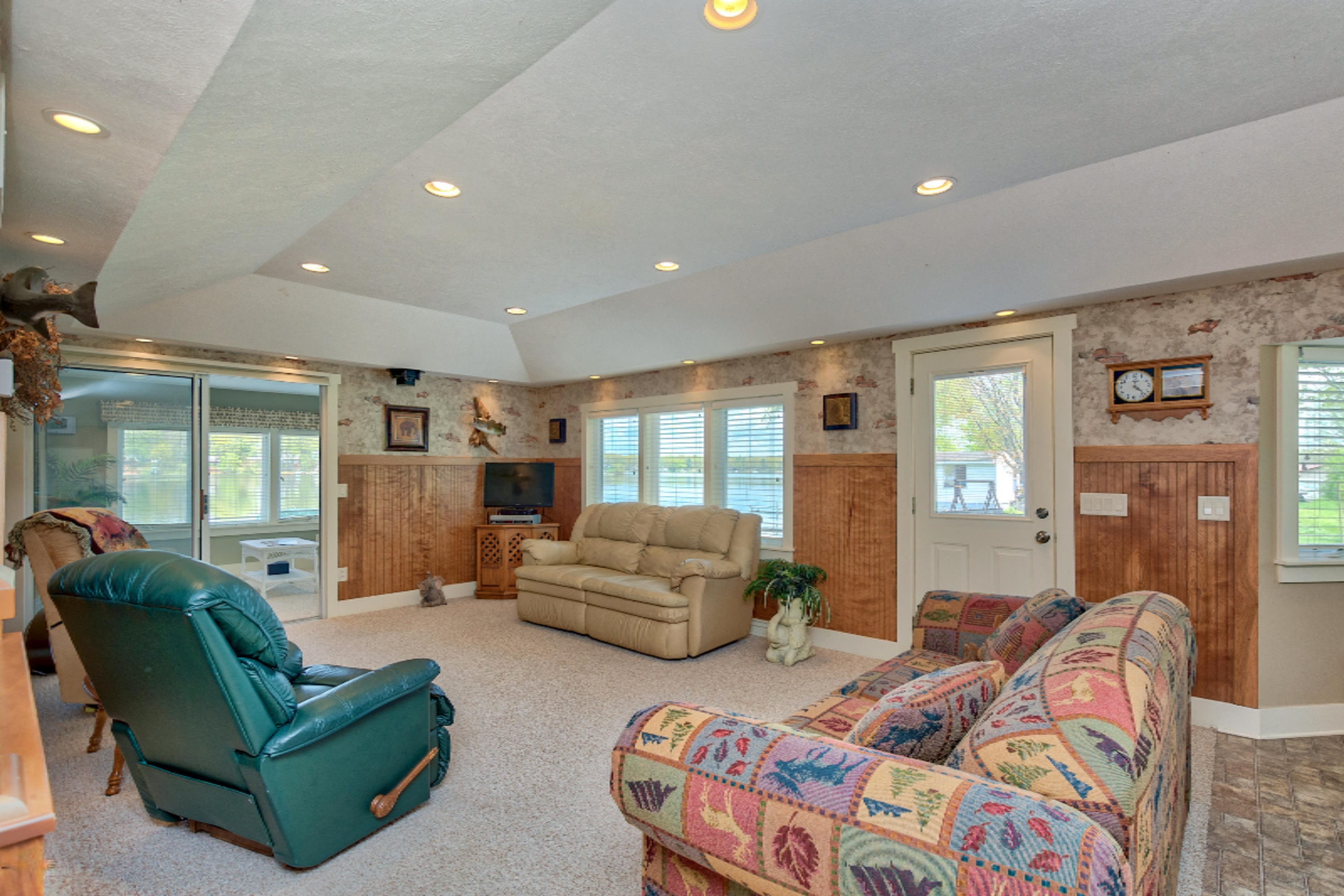 6124 Cutler Road Lakeview, MI 48850 - Photo 13 of 38 12 Living Room