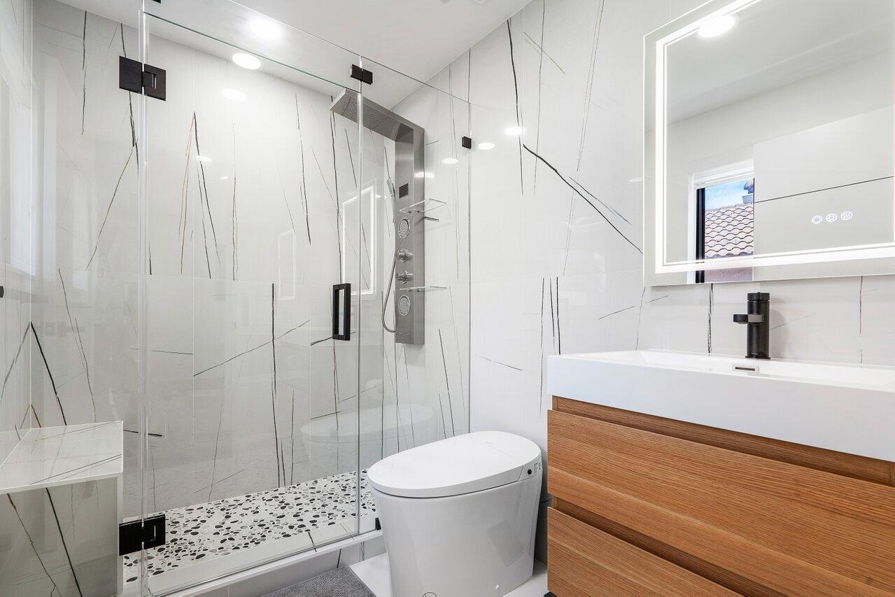 17370 Vía Capri East Boca Raton, FL 33496 - Photo 11 of 22 2nd Bathroom