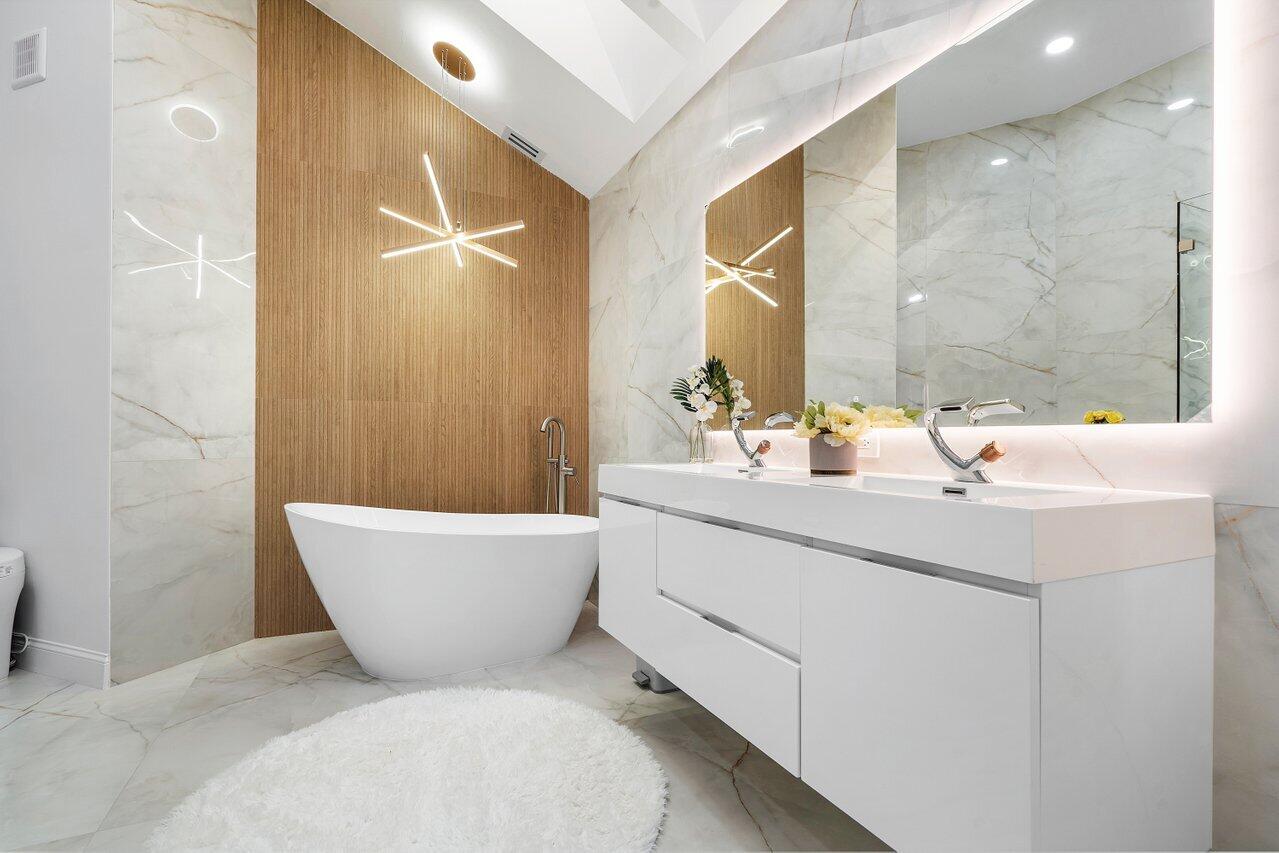 17370 Vía Capri East Boca Raton, FL 33496 - Photo 17 of 22 Primary Bathroom