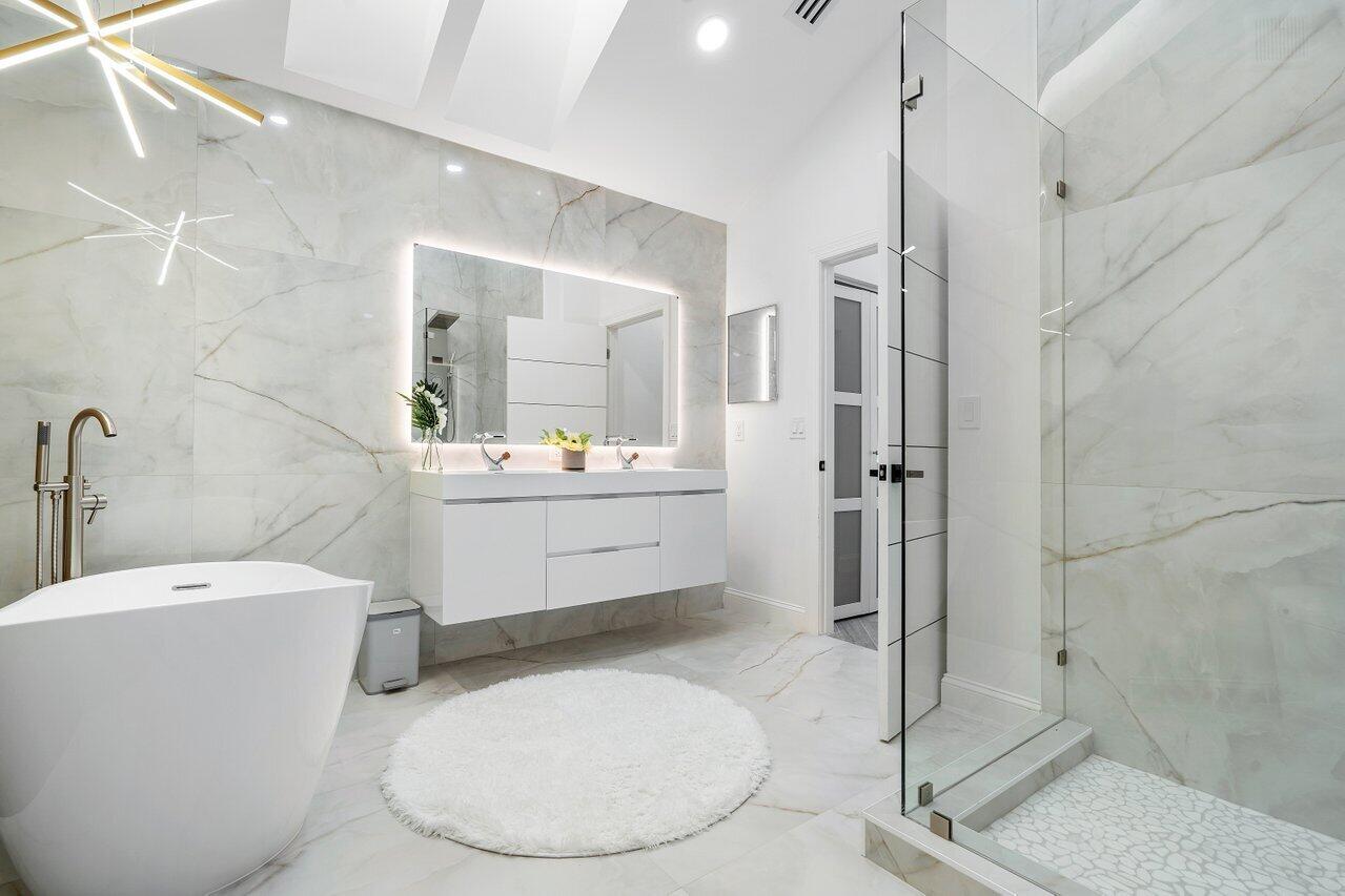 17370 Vía Capri East Boca Raton, FL 33496 - Photo 18 of 22 Primary Bathroom