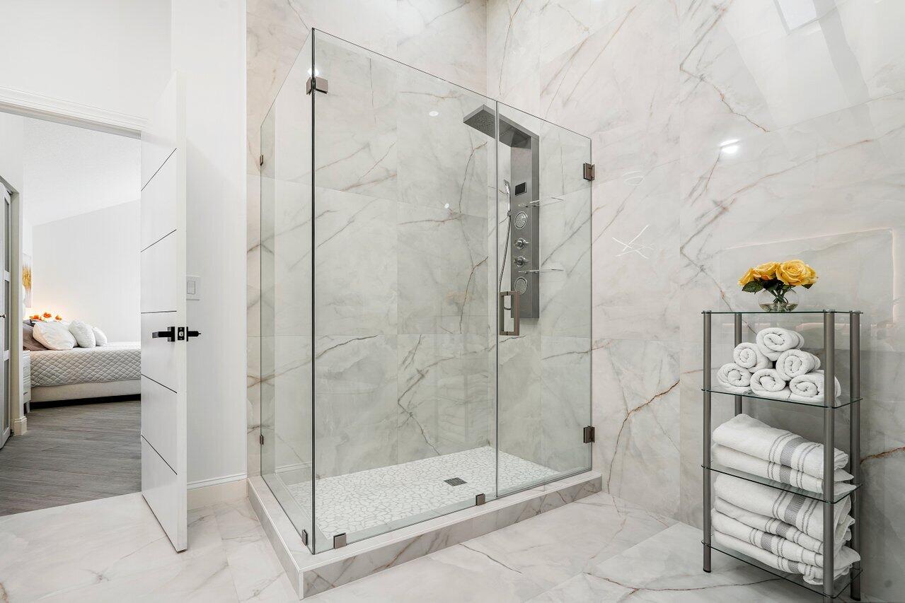 17370 Vía Capri East Boca Raton, FL 33496 - Photo 19 of 22 Primary Bathroom