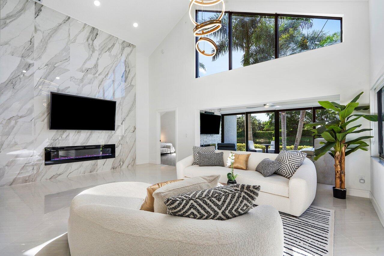 17370 Vía Capri East Boca Raton, FL 33496 - Photo 4 of 22 Living Room