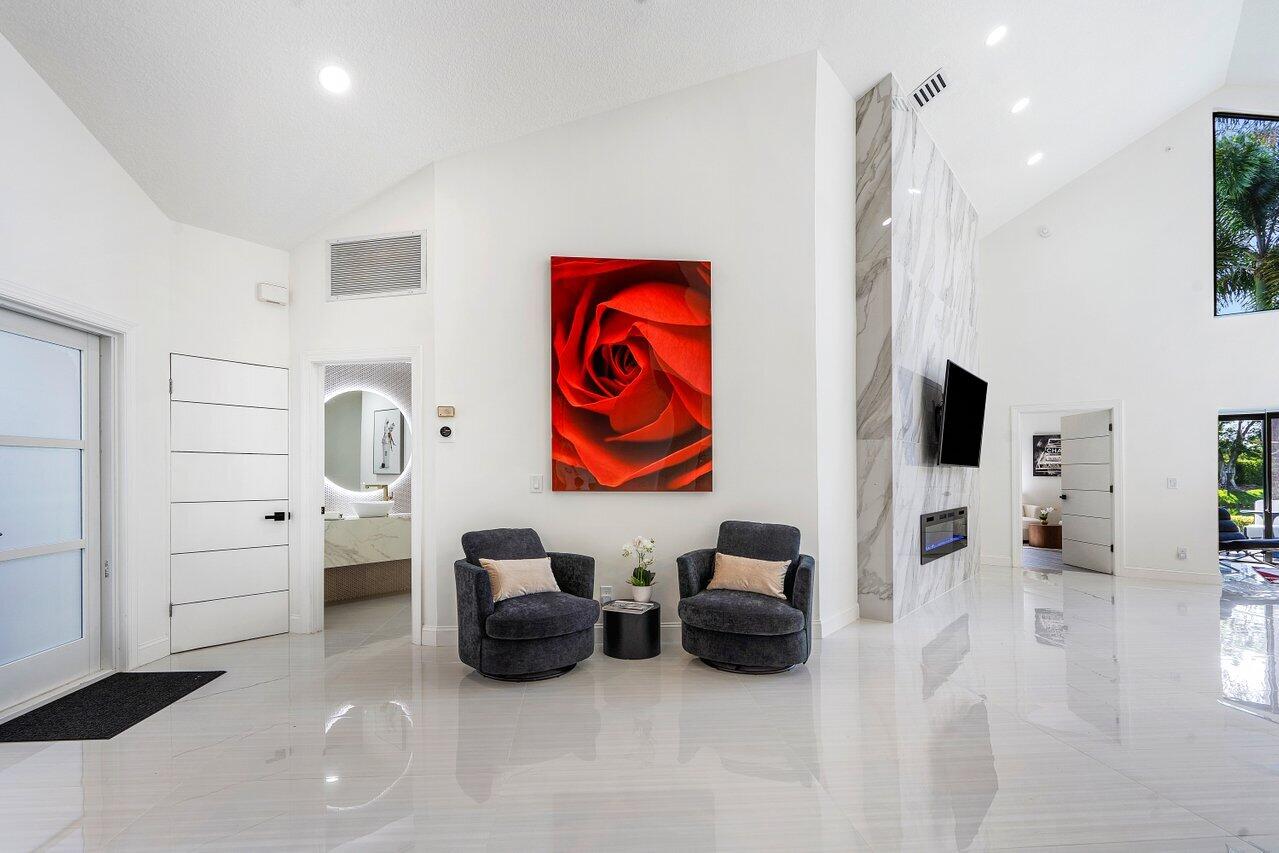 17370 Vía Capri East Boca Raton, FL 33496 - Photo 7 of 22 Entrance / Sitting area